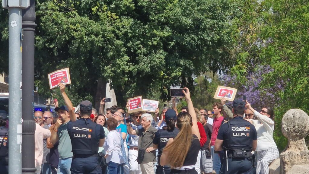 Pedro Sánchez,la visita más tardía a las víctimas de la DANA en Valencia entre lágrimas y reproches 2 Gri0NDOXcAAtYjh