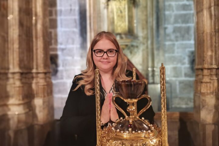 1 Dra. Ana Mafe con el Santo Caliz Mediana