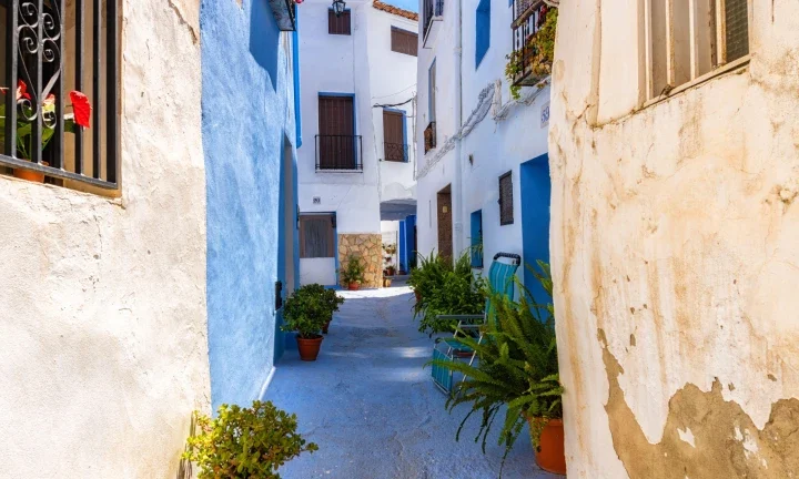 Chelva el Chefchauen valenciano un paseo entre callejones azules y huellas de tres culturas 1