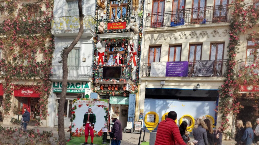 Casa de Papá Noel en Valencia, en la plaza del Mercado 6 20251130 133250 fotor 20251130211733