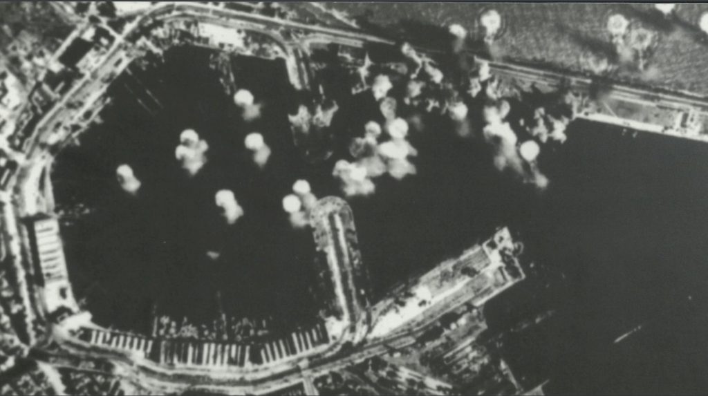 El Edificio del Reloj del Puerto de Valencia: testigo de los bombardeos italianos en la Guerra Civil 2 Bombardeo darsena interior puerto de valencia 1938 2 1024x573 1