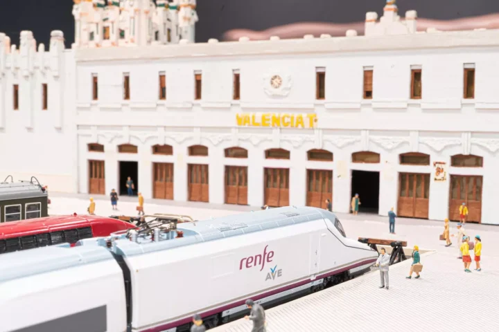 Carcaixent inaugura una gran muestra de maquetas ferroviarias con mas de 200 metros de recorrido 1