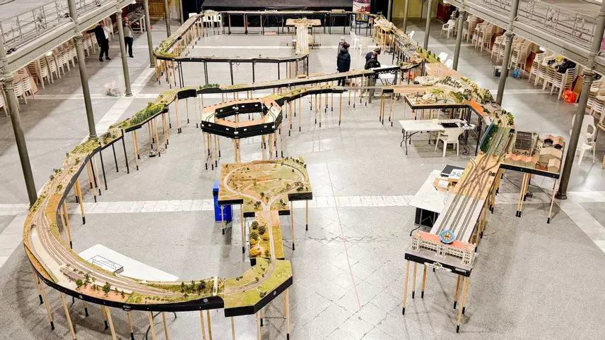 Maquetas ferroviarias a escala en el Magatzem de Ribera de Carcaixent: una exposición imprescindible para amantes del tren 2 Carcaixent inaugura una gran muestra de maquetas ferroviarias con mas de 200 metros de recorrido 2