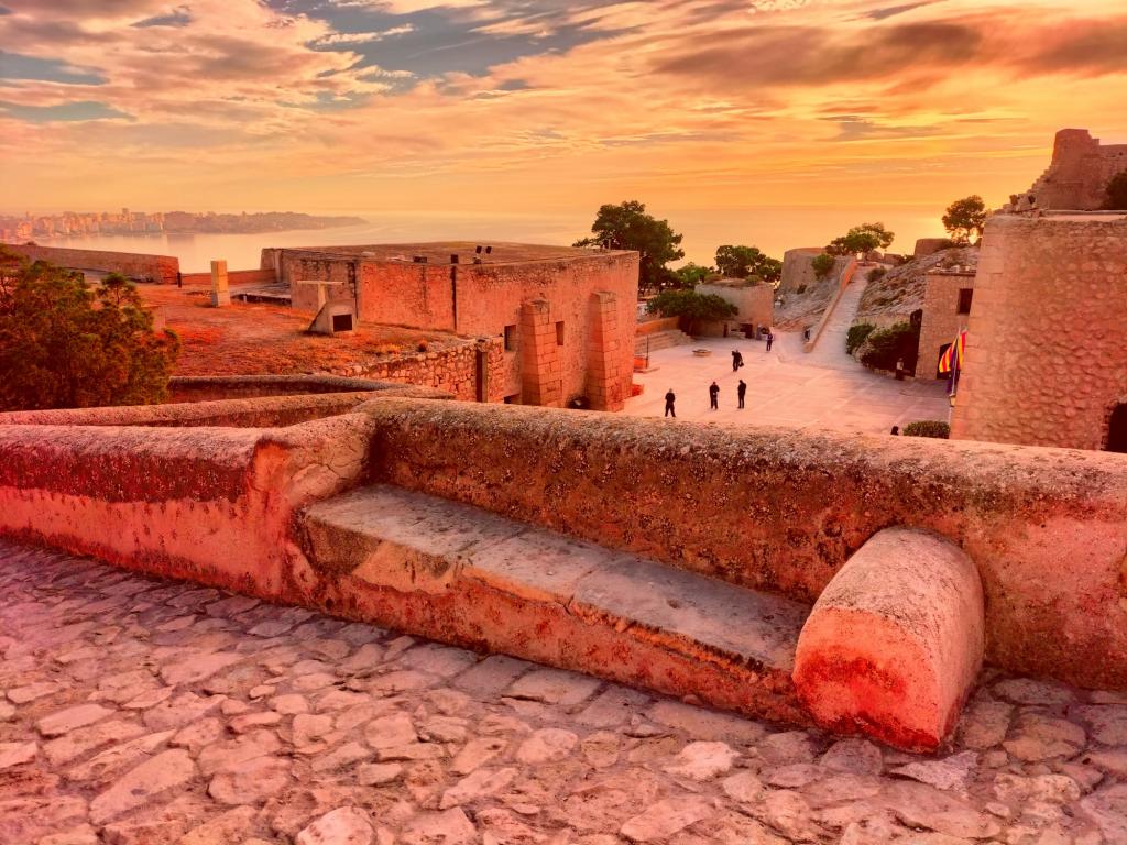 Castillo de Santa Barbara de Alicante historia leyendas y guia completa para tu visita 1