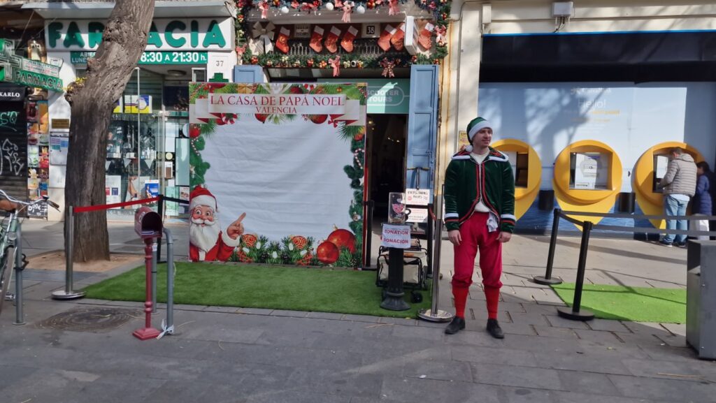 Casa de Papá Noel en Valencia, en la plaza del Mercado 3 casa papa noel valencia20251130 133324 2 Mediana