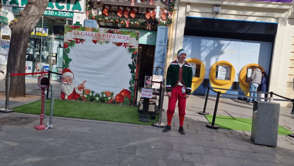 Casa de Papá Noel en Valencia, en la plaza del Mercado 4 casa papa noel valencia20251130 133324 3 Mediana