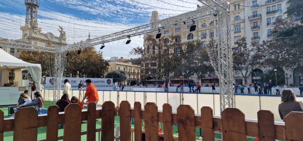Planes para hacer con niños este fin de semana en Valencia 2 pista patinaje hielo 20251130 125259 3 Mediana