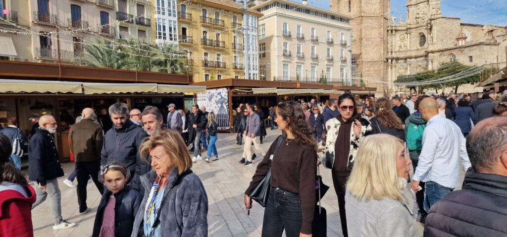 plaza de la Reina inaugura su mercado artesano navideno 15 Mediana