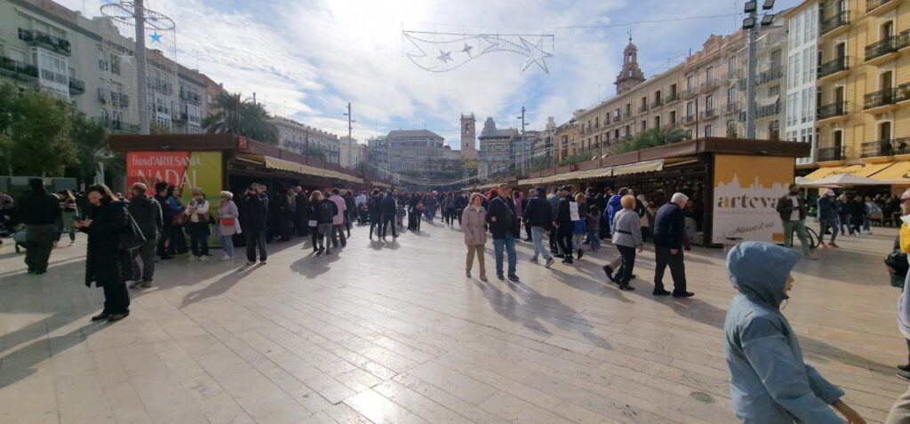 plaza de la Reina inaugura su mercado artesano navideno 5 Mediana