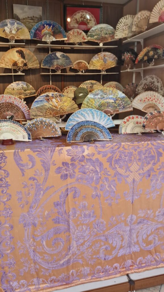 plaza de la Reina inaugura su mercado artesano navideno 7 Mediana