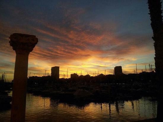 Por qué Alicante es la escapada perfecta este otoño: gastronomía, paisajes y calma mediterránea 2 precioso atardecer en
