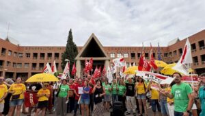 profesorado de fp y sindicatos durante una concentracion frente a la conselleria de educacion 4 1000x563