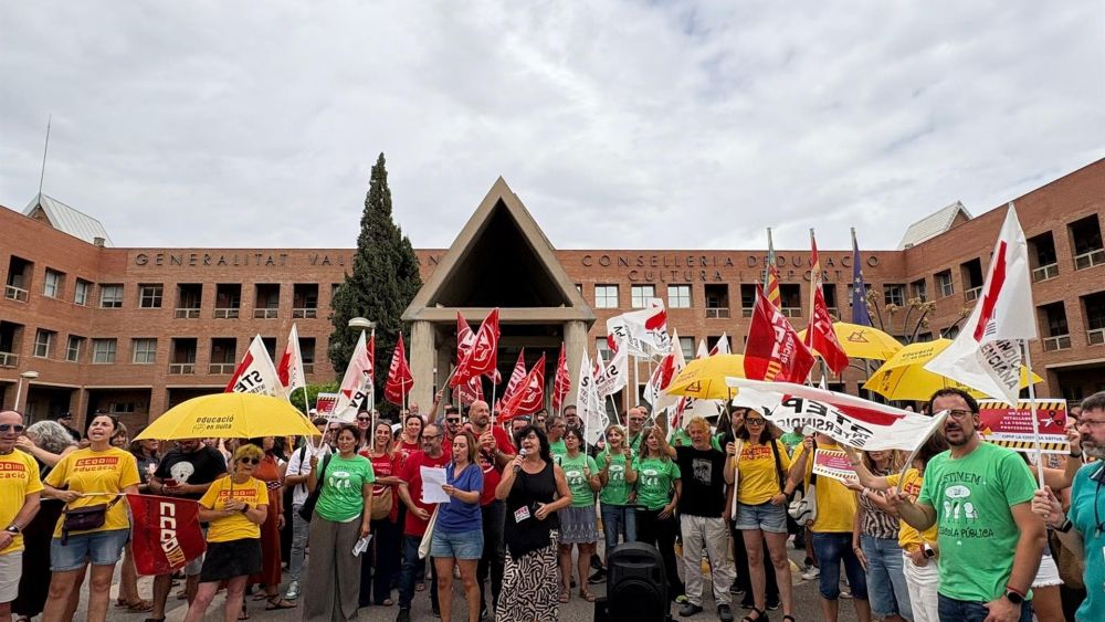 profesorado de fp y sindicatos durante una concentracion frente a la conselleria de