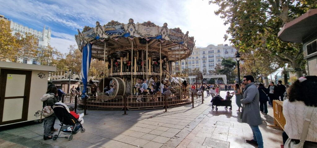 Pista de patinaje, tren de la Navidad y Tiovivo en la Plaza del Ayuntamiento de Valencia 3 tio vivo 20251130 125147 1 Mediana