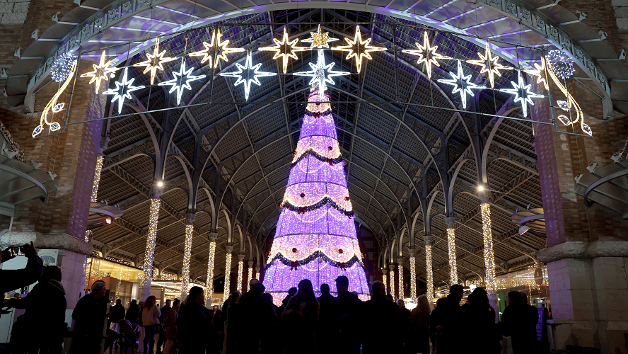El Mercado de Colón estrena su ornamentación de Navidad y la iluminación festiva con su belén 3 1127 Encendido luces Navidenas Mercado Colon