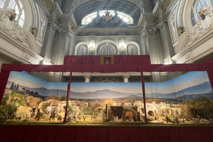 Belen Monumental instalado en el Salon de Cristal del Ayuntamiento 5 Mediana