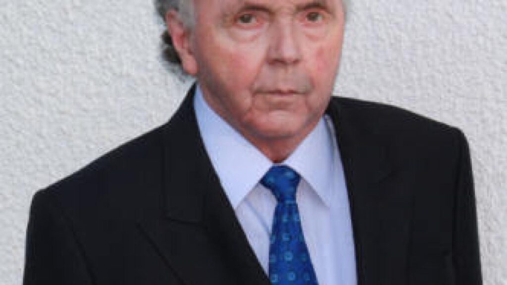 El motor que funcionaba sin gastar luz: el misterio que desconcertó a Valencia 2 Bozidar Konjevic en su despacho de Torrent Valencia 2