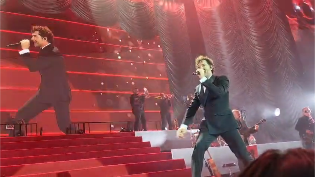 David Bisbal inaugura la Navidad en el Roig Arena con un concierto multitudinario 5 David Bisbal convierte el Roig Arena en una fiesta navidena con emocion recuerdos y guinos a Valencia 1
