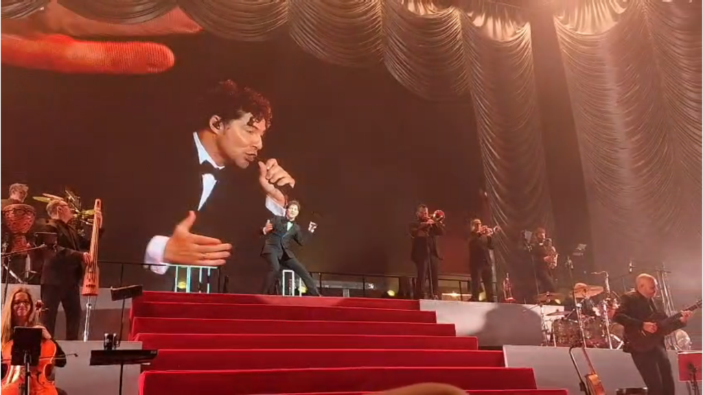 David Bisbal inaugura la Navidad en el Roig Arena con un concierto multitudinario 2 David Bisbal convierte el Roig Arena en una fiesta navidena con emocion recuerdos y guinos a Valencia 2