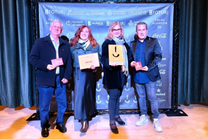 EQUIPO EL CAMINO DEL SANTO GRIAL VICTOR PEREZ PRESIDENTE DE FOTUR PREMIO SANTO GRIAL 2025 scaled 1