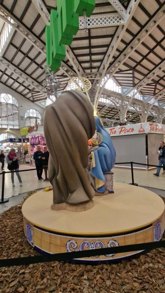 El Mercado Central de Valencia inaugura un belén monumental bajo su cúpula 3 El Mercado Central de Valencia inaugura un belen monumental bajo su cupula 1