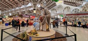 El Mercado Central de Valencia inaugura un belen monumental bajo su cupula 2