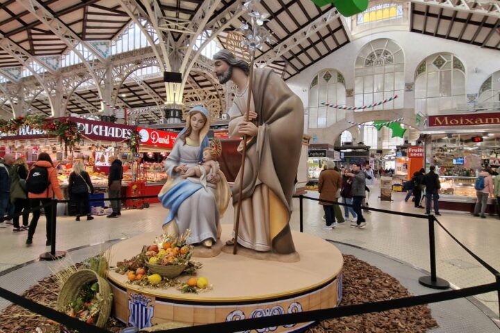 El Mercado Central de Valencia inaugura un belen monumental bajo su cupula 2