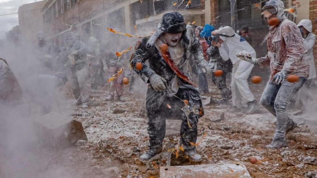 Els Enfarinats toman el control de Ibi la batalla de harina que convierte el pueblo en una nube blanca 1 Mediana 1