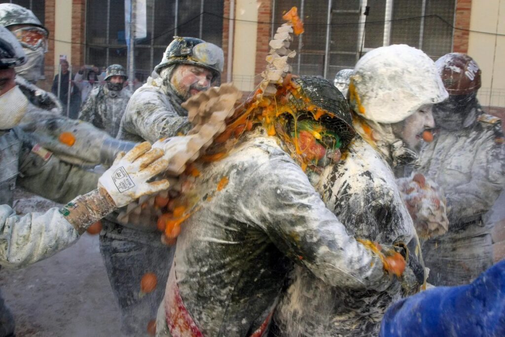 Els Enfarinats toman el control de Ibi la batalla de harina que convierte el pueblo en una nube blanca 2 Mediana 1
