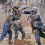 Els Enfarinats toman el control de Ibi la batalla de harina que convierte el pueblo en una nube blanca 2 Mediana 1