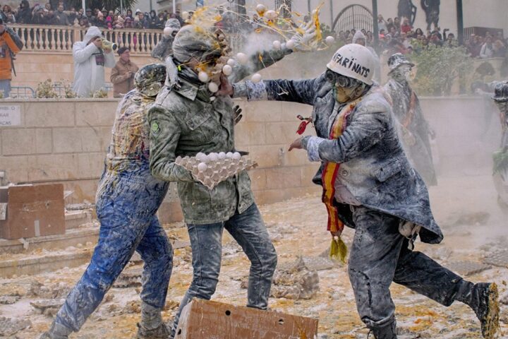Els Enfarinats toman el control de Ibi la batalla de harina que convierte el pueblo en una nube blanca 2 Mediana 1
