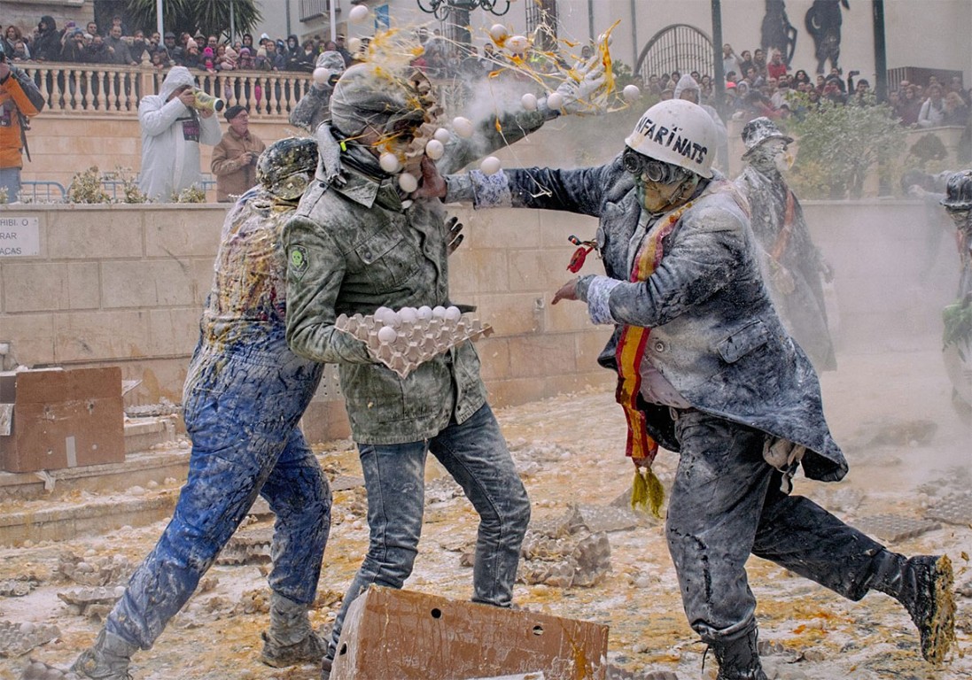 Els Enfarinats toman el control de Ibi la batalla de harina que convierte el pueblo en una nube blanca 2 Mediana 1