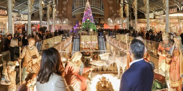El Mercado de Colón estrena su ornamentación de Navidad y la iluminación festiva con su belén 2 Mercado Colon Valencia Navidad 2025 750x375 1