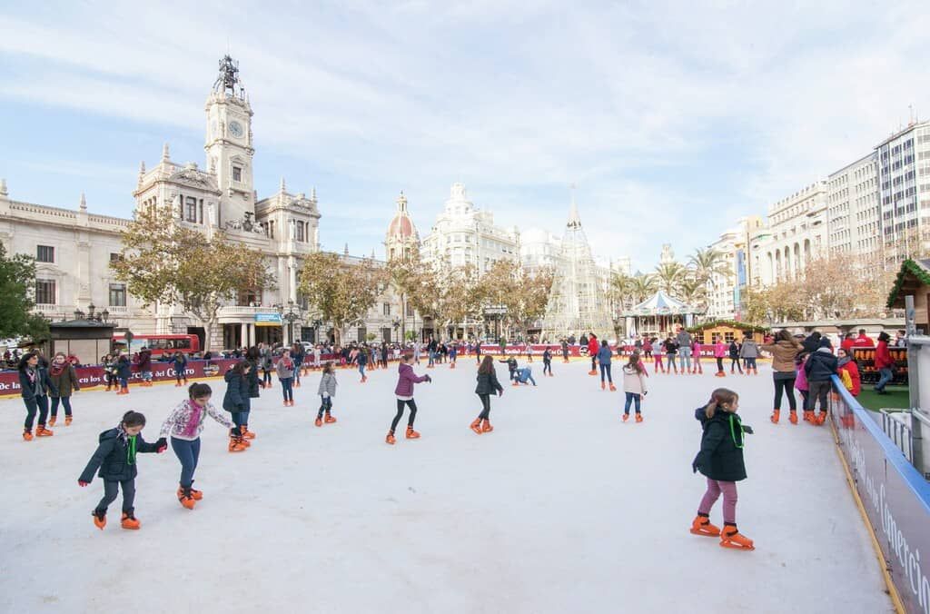 Pista de patinaje, tren de la Navidad y Tiovivo en la Plaza del Ayuntamiento de Valencia 4 pista hielo