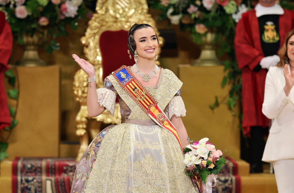 Carmen ya luce su banda como Fallera Mayor de València 14 Carmen ya luce su banda como Fallera Mayor de Valencia 1