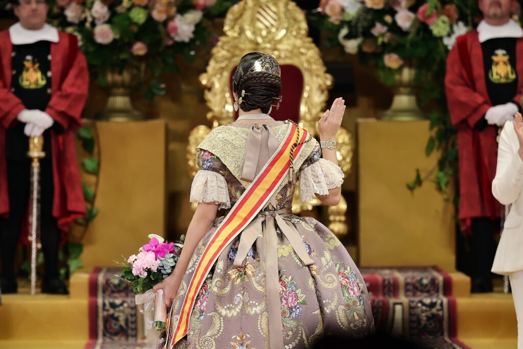 Carmen ya luce su banda como Fallera Mayor de València 10 Carmen ya luce su banda como Fallera Mayor de Valencia 10