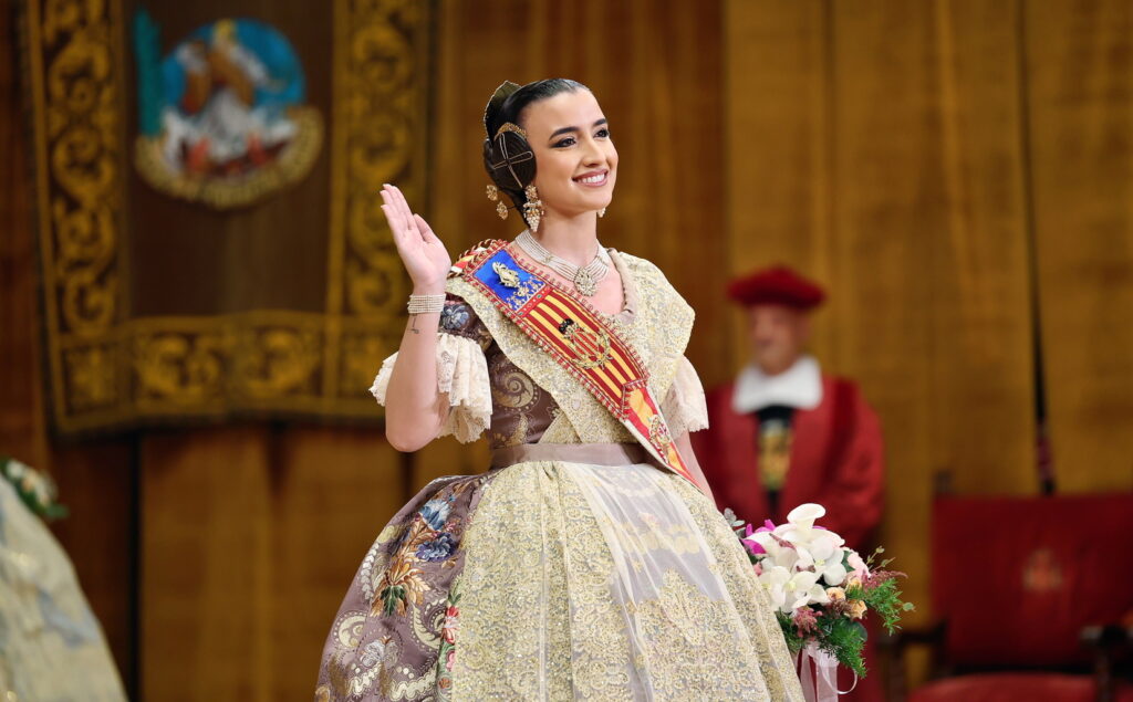 Carmen ya luce su banda como Fallera Mayor de València 11 Carmen ya luce su banda como Fallera Mayor de Valencia 11