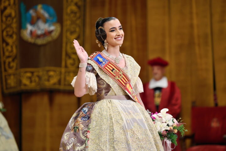 Carmen ya luce su banda como Fallera Mayor de Valencia 11