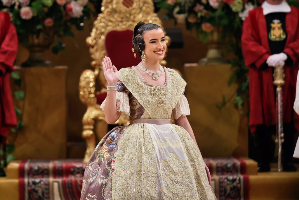 Carmen ya luce su banda como Fallera Mayor de València 12 Carmen ya luce su banda como Fallera Mayor de Valencia 12