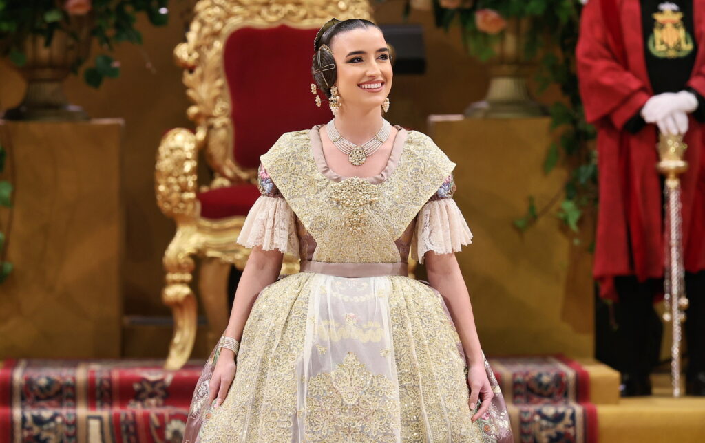 Carmen ya luce su banda como Fallera Mayor de València 13 Carmen ya luce su banda como Fallera Mayor de Valencia 13