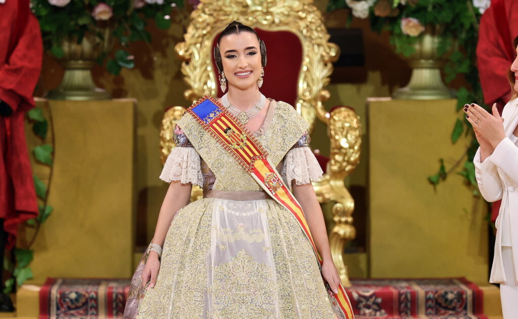 Carmen ya luce su banda como Fallera Mayor de València 2 Carmen ya luce su banda como Fallera Mayor de Valencia 2