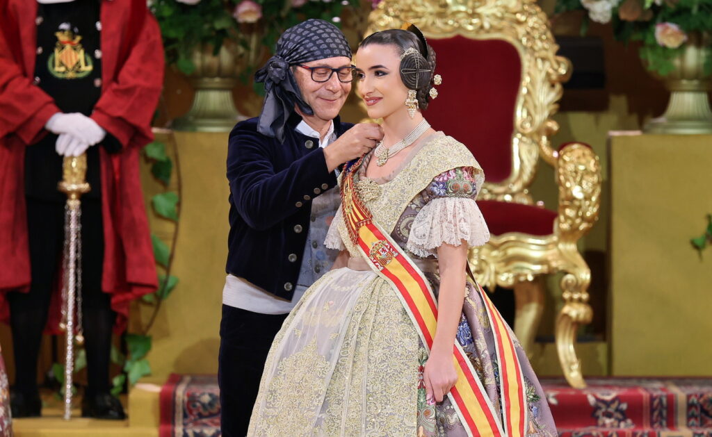 Carmen ya luce su banda como Fallera Mayor de València 3 Carmen ya luce su banda como Fallera Mayor de Valencia 3