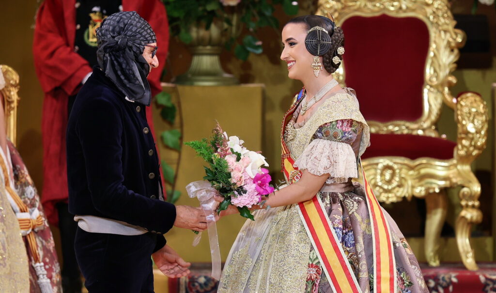 Carmen ya luce su banda como Fallera Mayor de València 7 Carmen ya luce su banda como Fallera Mayor de Valencia 7