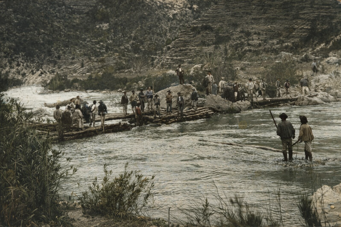 Cuadrilla de gancheros en el Turia a su paso por Puente Barraquena en Chelva. Fuente Asociacion Cultural Gancheros del Turia Mediana