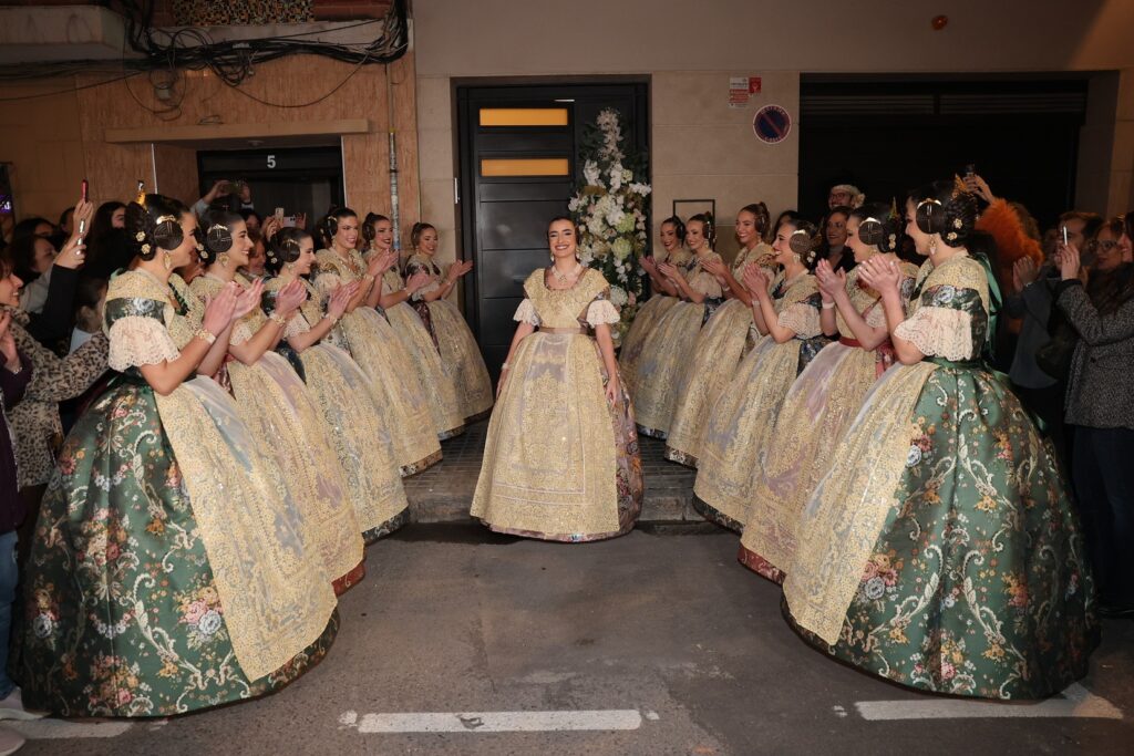 El espolín que huele a tierra: Carmen Prades elige “Terreta” para su Exaltación como Fallera Mayor de València 2 El espolin Fallera Mayor de Valencia de Carmen Prades Gil 1