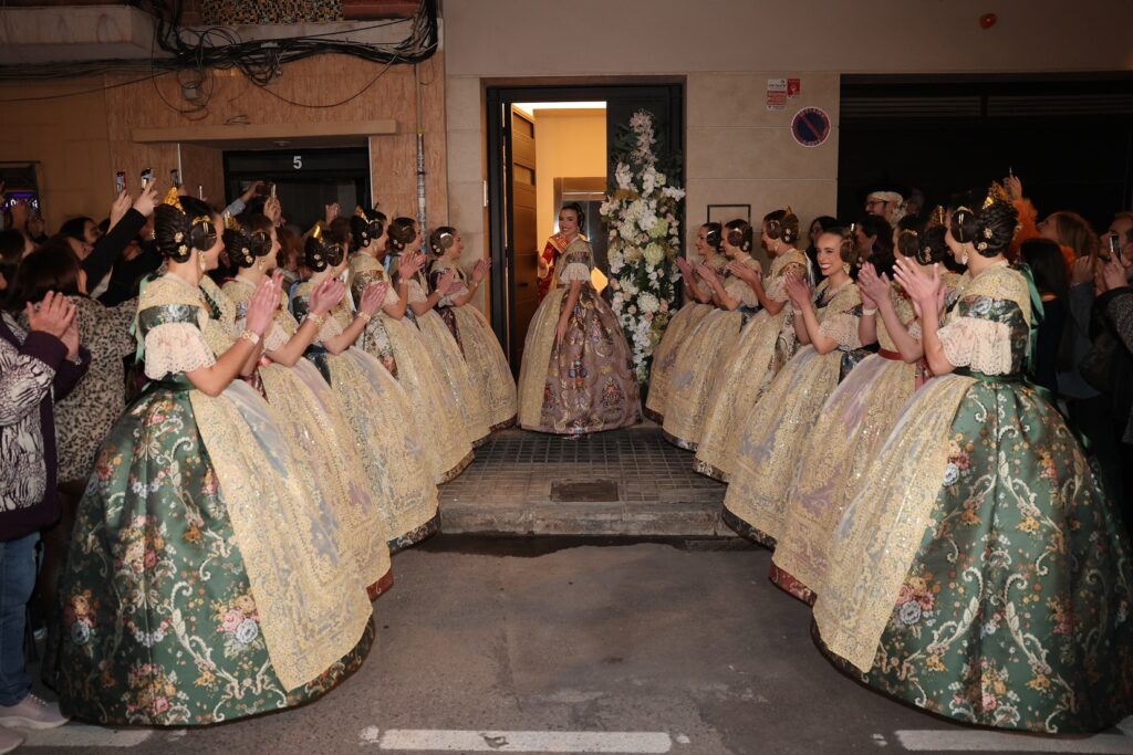 El espolín que huele a tierra: Carmen Prades elige “Terreta” para su Exaltación como Fallera Mayor de València 3 El espolin Fallera Mayor de Valencia de Carmen Prades Gil 2