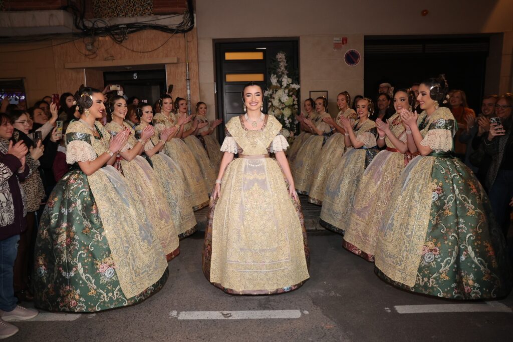 El espolín que huele a tierra: Carmen Prades elige “Terreta” para su Exaltación como Fallera Mayor de València 10 El espolin Fallera Mayor de Valencia de Carmen Prades Gil 9