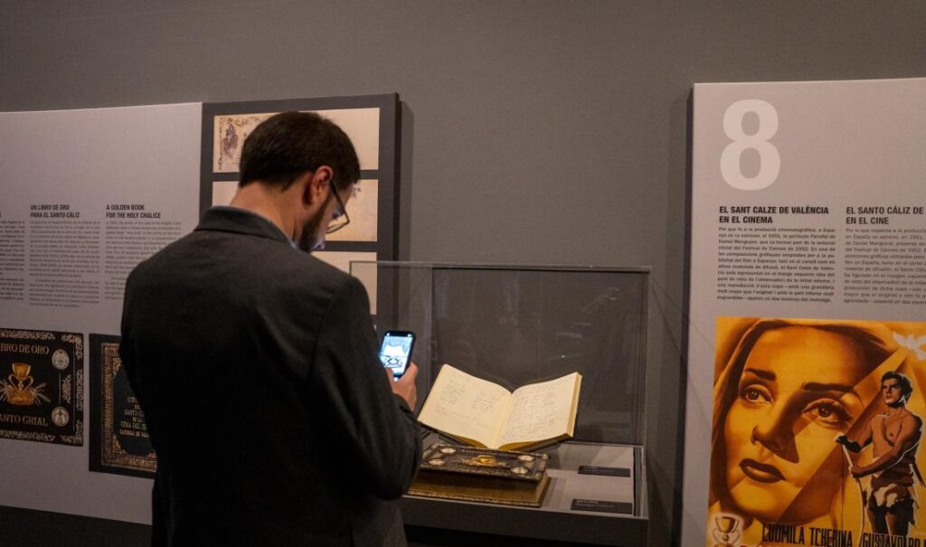 Exposicion Un mundo por descubrir. El Santo Caliz de Valencia en el MuVIM 1