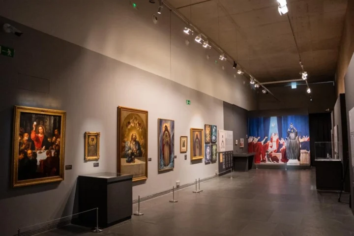 Exposicion Un mundo por descubrir. El Santo Caliz de Valencia en el MuVIM 1