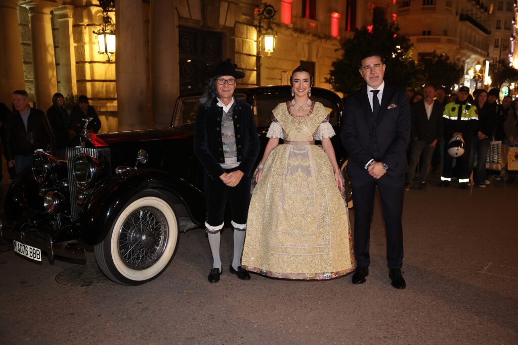 Llegada en coches de época al Palau de la Música: una estampa histórica para la Exaltación 2 IMG 3186